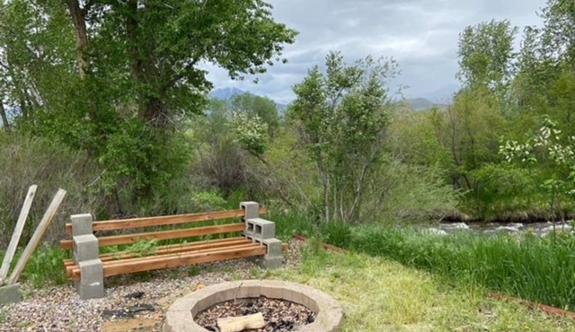 Charming 4-bedroom house on the creek in peaceful Sheridan