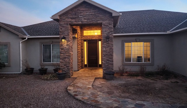 Charming 4-bedroom house with WiFi and AC in wonderful Thatcher