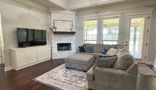 Charming 4-bedroom house, play set for the kids, just minutes from the Lake!!!!!