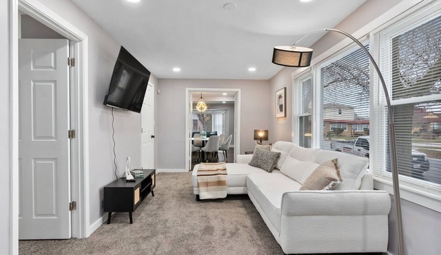 Charming 4-bedroom house with WiFi and AC in lovely Chicago