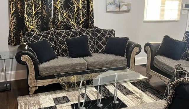 Charming 4-bedroom house with WiFi and AC in amazing Chicago