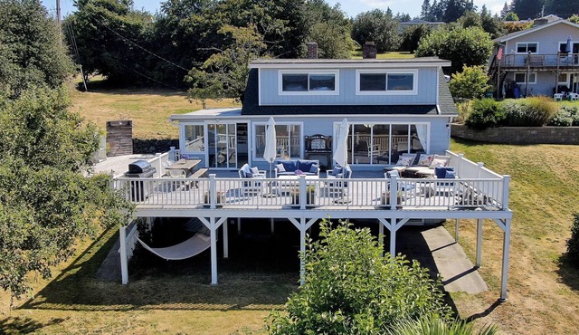 Charming 4-bedroom house overlooking the bay, Wifi, and easy beach access.
