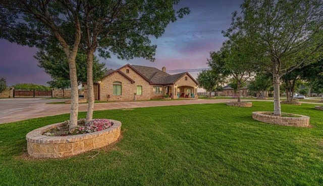 Charming 4-bedroom house + pool + with AC and WiFi in lovely Midland, TX.