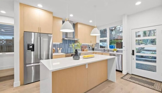 Charming 4-bedroom house with lake view , WiFi and AC in wonderful Seattle