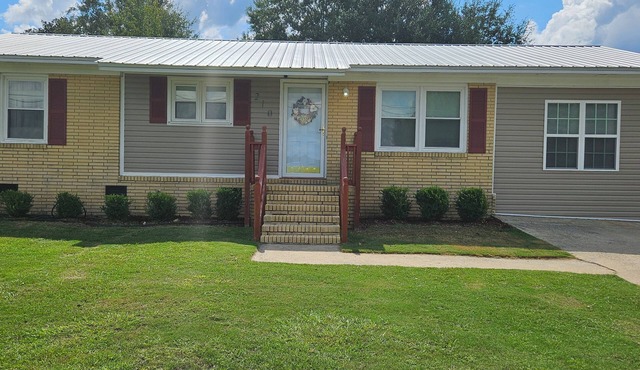 Charming 4-bedroom house with WiFi and AC in peaceful Vidalia, GA.