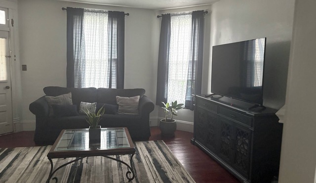 Charming 4-bedroom house with WiFi, AC in Keyser