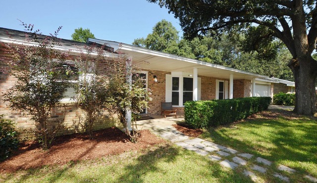 Charming 4-bedroom house with fireplace and WiFi, in convenient Pace, FL