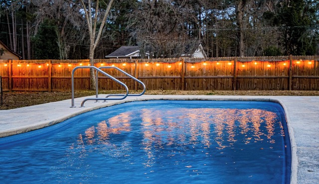 Charming 4-bedroom house with Private Pool near Savannah