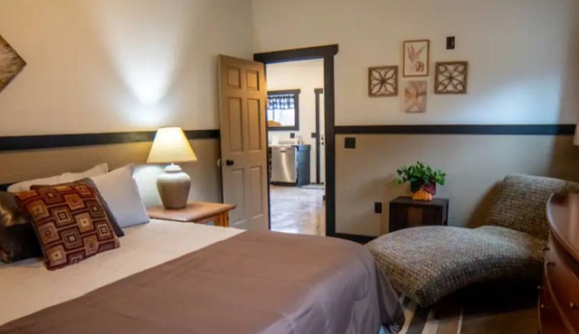 Charming 4-bedroom house in Sarona with AC, WiFi. Enjoyable getaway. Dired