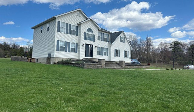 Charming 4-bedroom house with WiFi, AC in wonderful Scotrun