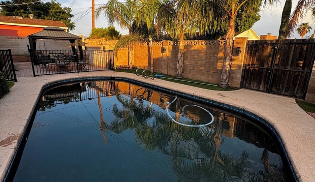 Charming 4-bedroom house in brilliant Tucson with WiFi, AC swimming pool.