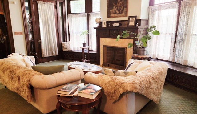 Charming 4-Bedroom Inn with Modern Comforts in Toledo