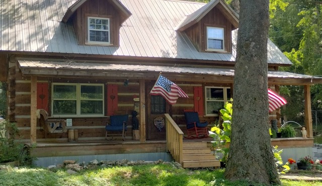 Charming 4-bedroom log cabin in Linn Creek with WiFi and AC hot tub. Secluded,