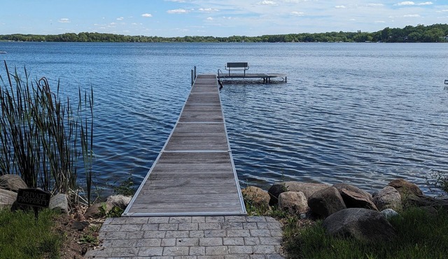 Charming 4-bedroom Lake house on Lake Ripley in Cambridge