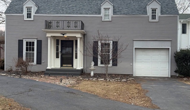 Charming 4 bedroom Lakefront Home with Peaceful Views