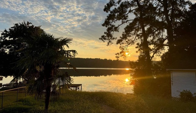 Charming 4-bedroom Lakeshore cottage one hour from downtown Atlanta