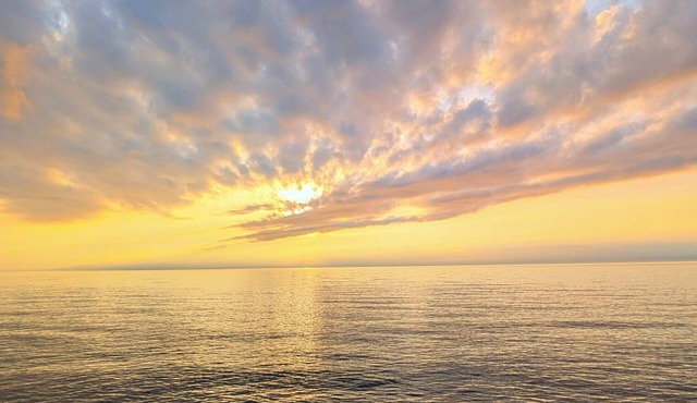 Charming 4-bedroom lakeside cottage in Madison. Wine weekend getaways!