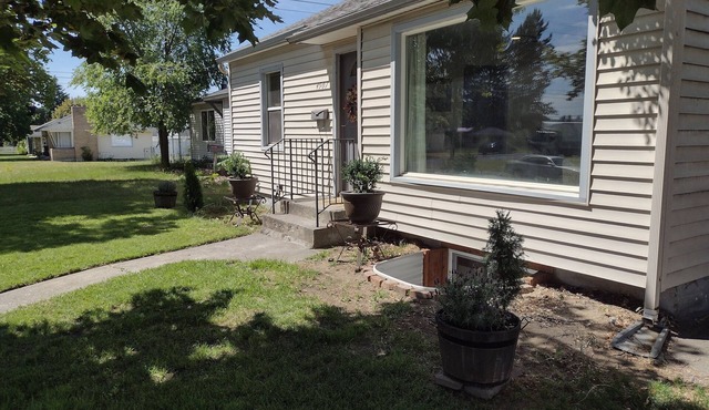 Charming 4-bedroom light and open concept house with in a good area of Spokane