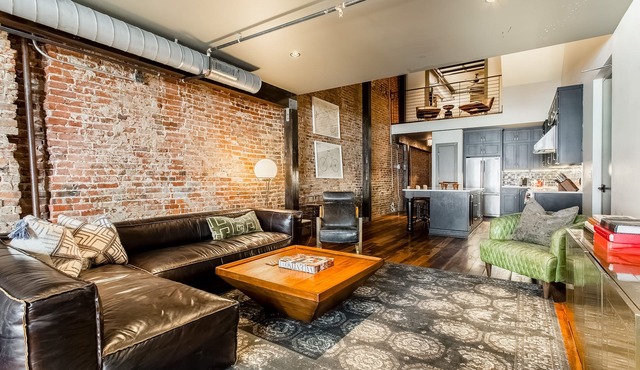 Charming 4 bedroom loft with wet bar, central AC & full kitchen