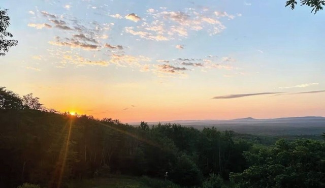 Charming 4-Bedroom Log Home in Peaceful Liberty With Mountain Vibes