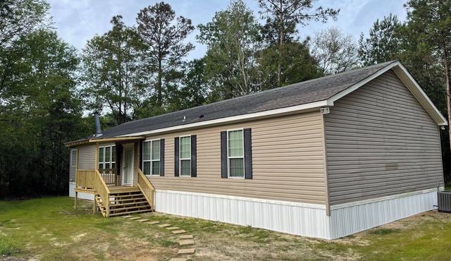 Charming 4-bedroom mobile home with WiFi, AC in Sun. Near tubing, river