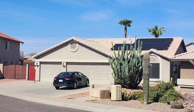 Charming 4-bedroom pet friendly oasis with WiFi, AC in peaceful Surprise.