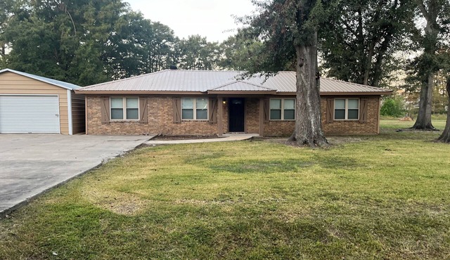 Charming 4-bedroom ranch lake house in lovely Newellton with all amenities!