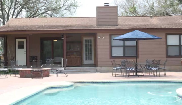Charming 4-Bedroom retreat with Expansive Pool & Firepit Space