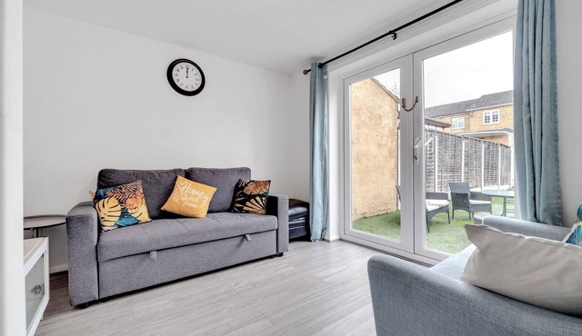 Charming 4 Bedroom Town House in Romford with City Views