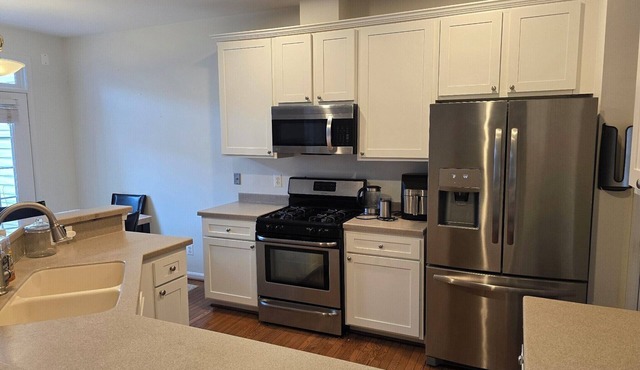 Charming 4-bedroom townhome 8 min to Airport 20 min to DC Pet friendly sleeps 14