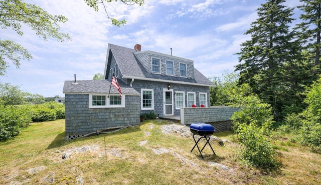 Charming 4 bedroom Classic Maine Cottage located near the giant stairs.