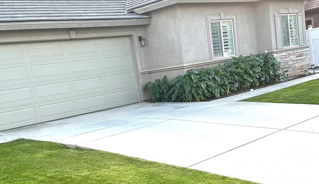 Charming 4-bedroom house in lovely Bakersfield with AC, WiFi, enjoy a hot tub