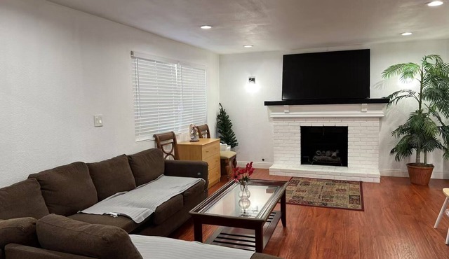 Charming 4-bedroom bungalow in Baldwin Park with WiFi and AC