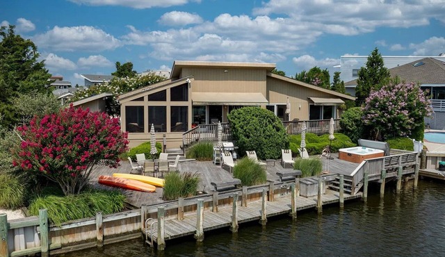 Charming 4-bedroom waterfront house Quiet Beach Haven Loveladies