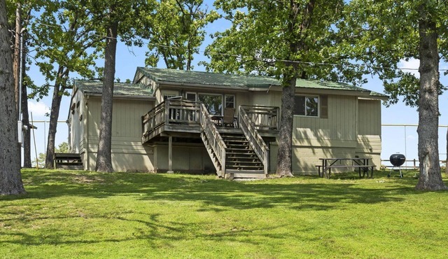 Charming 4-bedroom Lake House in a Resort Setting on Table Rock Lake MO