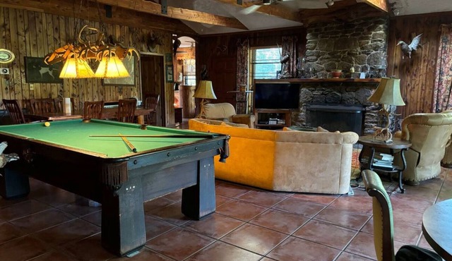 Charming 4-bedroom cabin in Coffeeville with lake and nature trails