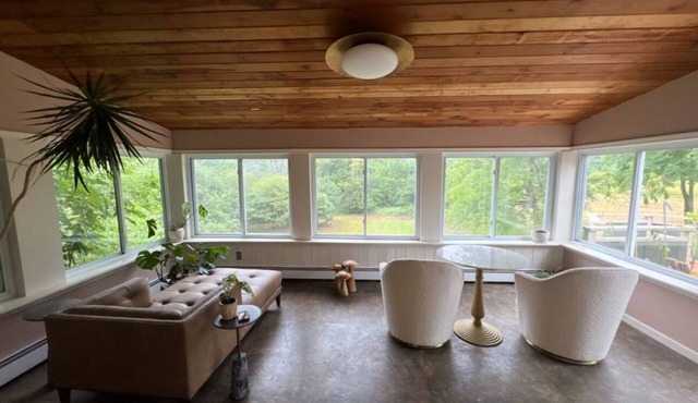 Charming 4-bedroom farmhouse with AC in awesome East Aurora