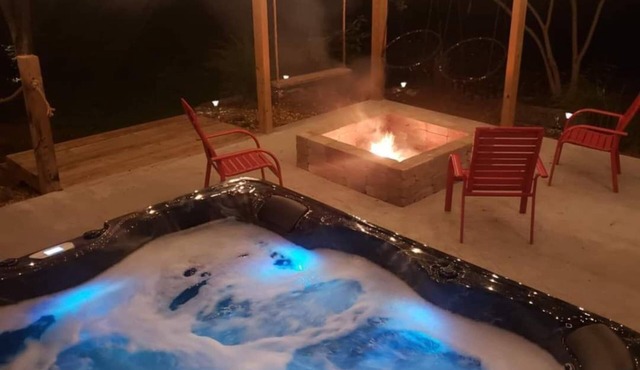 Charming 4-bedroom house with WiFi and AC in French Lick with country setting