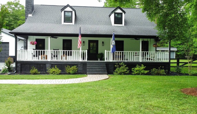 Charming 4-bedroom country home with waterfall and Gameroom in Indian Trail
