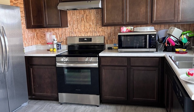 Charming 4-bedroom house with AC and WiFi in lovely Indianapolis /shared house