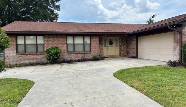 Charming 4-bedroom Lake House with minutes from Airport and River City Plaza
