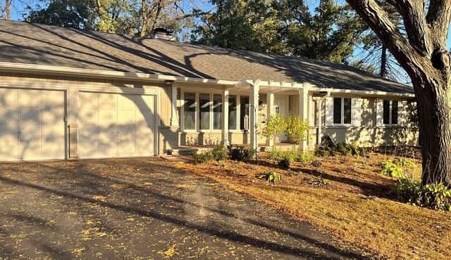 Charming 4-bedroom ranch house near downtown Lake Forest with AC, WiFi