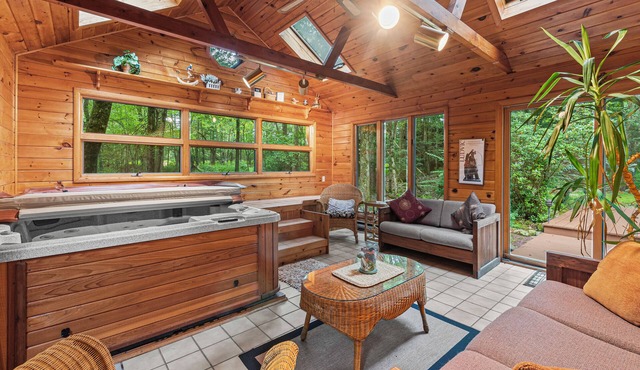 Charming 4-bedroom cottage with Pickle Ball Court, AC and WiFi in Lake Harmony