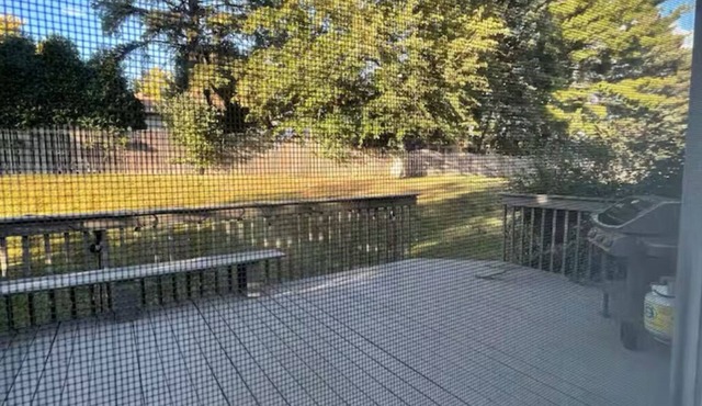 Charming 4-bedroom house in Lake Zurich w/indoor fireplace and private backyard