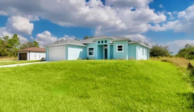 Charming 4-bedroom house with WiFi, AC in lovely Lehigh Acres