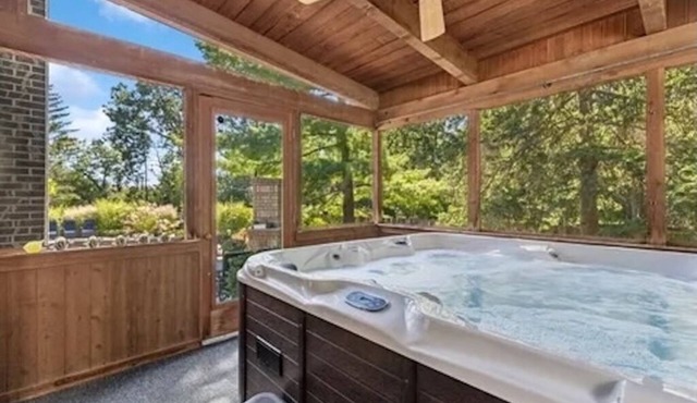 Charming 4-bedroom home close to downtown Libertyville & the Navy Base!