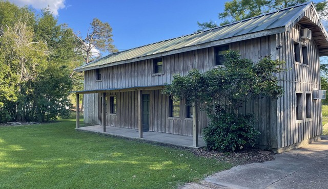 Charming 4-bedroom cabin with WiFi and AC in Lake Bruin, St. Joseph