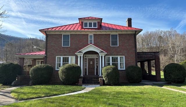 Charming 4-bedroom house in amazing Seneca Rocks for a scenic getaway