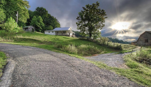 Charming 4-bedroom farmhouse in Shady Valley, TN with breathtaking view