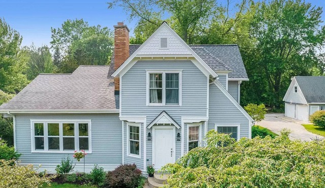 Charming 4-bedroom cottage in South Haven - 2 miles from beach and downtown.